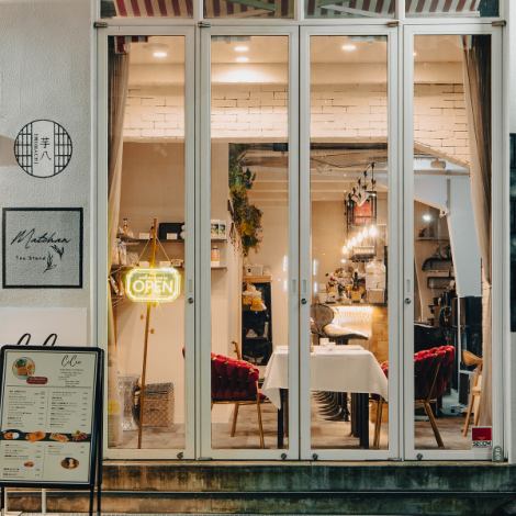 お昼は光が差し込む明るい店内で、家族みんなで安心して囲める無添加の恵みを。夜は一変、照明を落としたシックな空間にキャンドルが揺らめく、デートに特化した至高の雰囲気に変わります。16席という限られた席数だからこそ叶う、丁寧なおもてなしとプライベート感。シーンに合わせて、お楽しみください。