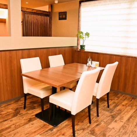 Table seats are recommended for large groups! Even for banquets and 7 or more people, it can be used spaciously.Of course, it's OK for 2 people! Children's chairs and toys are also available, so please ask the staff.