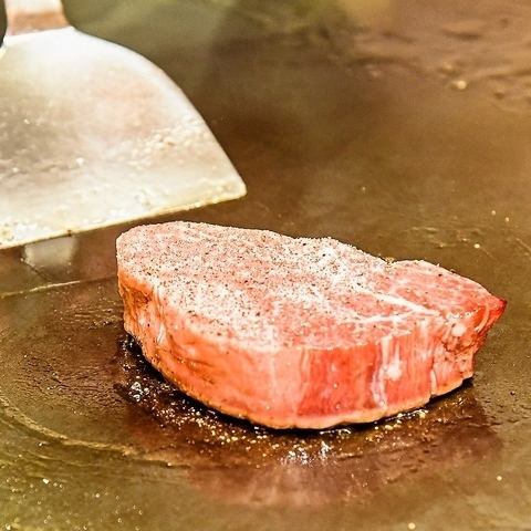 最高級Ａ５ランクの厳選された和牛ステーキを提供しております。
