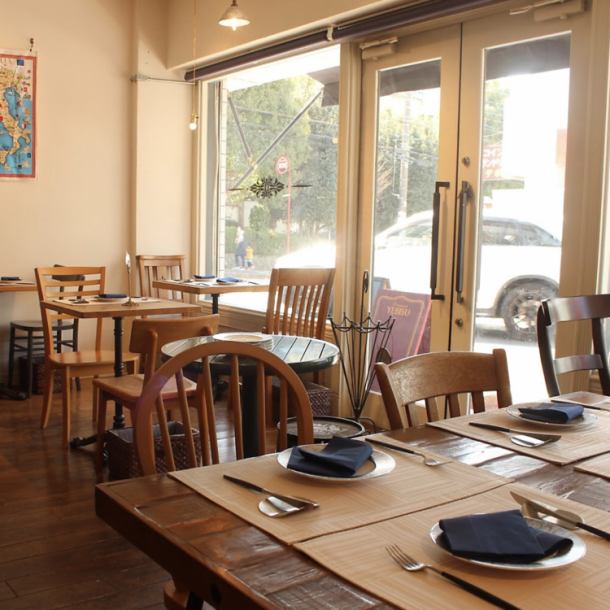 [Spacious adult space] We are creating a space where you can enjoy your meal calmly and slowly.Have a great time with your family, friends, couples and loved ones.One person visit is also welcome.We can offer small to 13 seats.Please contact us as we can arrange a reservation.(Up to 13 seats, after 20 people standing)