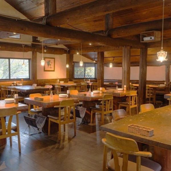 店内に一歩足を踏み入れると、木の温もりに包まれる心地よさが広がります。自然のぬくもりを感じられる空間。窓から陽の光が差し込み、まるで森の中にいるかのような落ち着きを生み出し、ゆったりとした時間を味わえます。