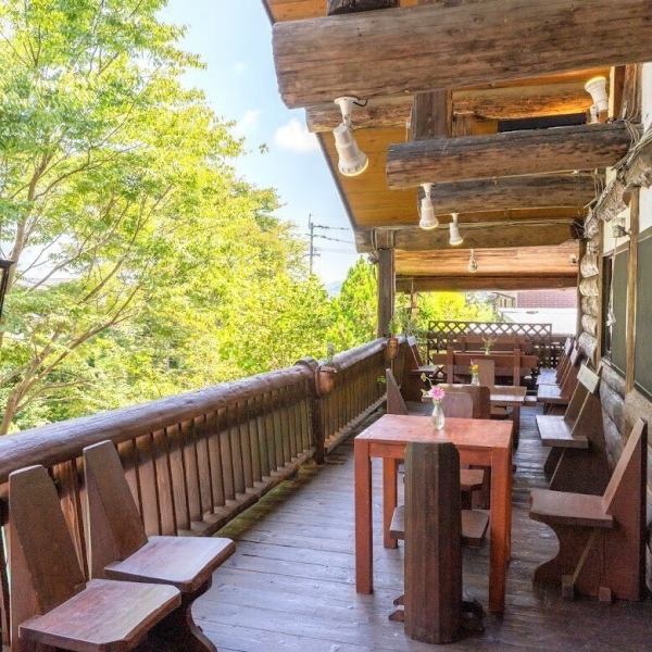 木のぬくもりに包まれたログハウスのテラスは、まるで自然の中にいるような心地よさ。吹き抜ける風や木々の揺れる音とともに、四季の移ろいを感じられる空間です。ペット同伴も可能で、大切な家族とともにくつろぎのひとときを過ごせます。