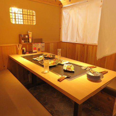 All seats are equipped with teppan grills! Enjoy piping hot teppan dishes in a restaurant with a wood grain theme.