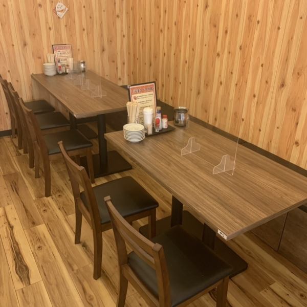 【少人数から大人数の宴会も可能♪】会社帰りなどのちょい飲み、大きな宴会にもおすすめのテーブル席◎2名様テーブル、4名様テーブル、6名様テーブルをご用意しております！2500円から飲み放題付きコースもございますのでご宴会等に是非どうぞ♪