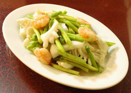 Stir-fried green vegetables, shrimp and squid