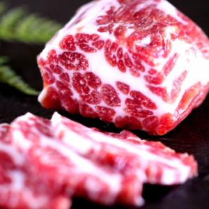 熊本县产的什锦雪花马肉，配以鬃毛