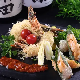 ★仅限工作日★ 全新招牌菜式,以创意日式料理为特色,包括卡塔伊夫酥皮包裹的大虾和牛舌,现价¥4980 → ¥3980。