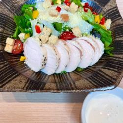 蒸し鶏のシーザーサラダ