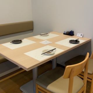 【自然と調和した雰囲気のテーブル席】自然を感じさせるデザインの内装で開放感あふれる店内。デートや女子会、ママ会、ご家族でのお食事など、少人数でのお集まりにもピッタリのお席です◎落ち着いた空間なので、ゆっくりとお食事をご堪能いただけます。