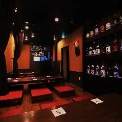 【3Ｆ】平日8名様から貸し切り可能な自慢の宴会会場。更にご予約にてコースが500円オフ！なクーポン有り！　少人数様での半個室も人数に応じてご用意しております。歓送迎会などの女子会から会社宴会まで様々なシーンに対応◎営業時間外の貸切も是非ご相談ください！！会社の歓送迎会にもおススメです♪