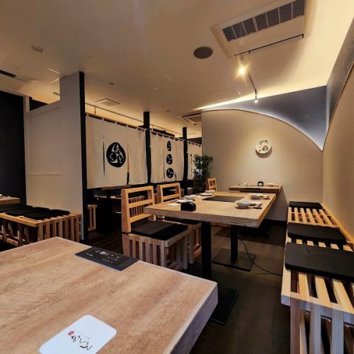 <p>There are 2 tables for 2 people and 1 table for 4 people, so it is possible to guide groups.Recommended for corporate parties, launches, and other occasions.We also have semi-private rooms for 4 or 6 people, perfect for private drinking parties.</p>