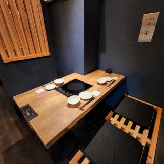 It is a semi-private room that can be used by 3 people and can be used comfortably.A perfect seat for a small party.Each table smartphone charger is also equipped.