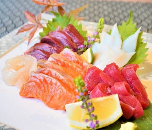 Assorted sashimi with seasonal ingredients available from 3 items!
