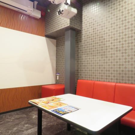 [Dual projector room] A luxurious room with a powerful "Dual projector" and a woofer.Up to 4 people can use it, so it is perfect for girls' association and synchronous drinking ◎ This is a non-smoking room, so don't worry if you are not good at the smell of cigarettes.