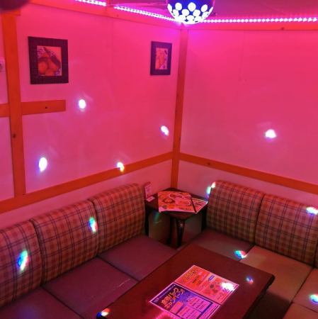 [Lighting room] There are 2 rooms with mirror ball! If the mirror ball is spinning while singing, nature and tension will be UP ☆ You can use up to 4 people, so your favorite friends And with that person who likes karaoke ... please use it by all means.This is a smoking room.