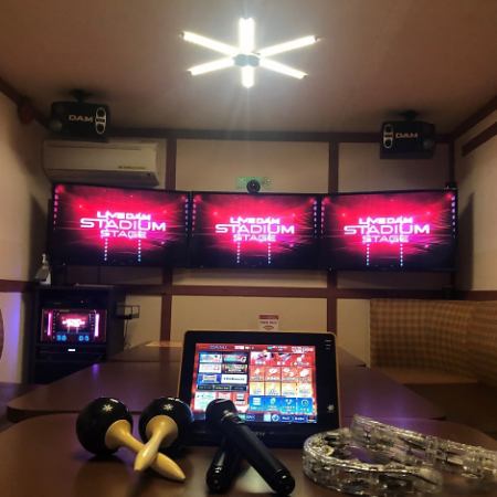 [3 monitor rooms] 3 monitor rooms that can be used by up to 8 people.Since there are three screens in luxury, it is easy to see the lyrics from any seat ◎ You can fully enjoy the image of that artist you like ☆ You can smoke in this room, so it is perfect for various banquets ☆ Relax Please relax.