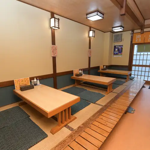 <p>足を伸ばしてゆったりとくつろげる、どこか懐かしい雰囲気の座敷席をご用意しています!ご友人同士の飲み会や、会社の同僚とのちょっとした宴会など、グループでのご利用に大人気です♪まるで親戚の家に遊びに来たようなリラックス空間で、美味しいお酒と手作りの家庭料理を囲んで、ワイワイ楽しいひとときをどうぞ◎</p>