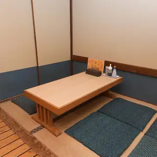 足を伸ばしてゆったりくつろげる座敷席。学生さんの飲み会や、懇親会などグループ利用に大人気のリラックス空間です♪ワイワイ楽しい時間を◎