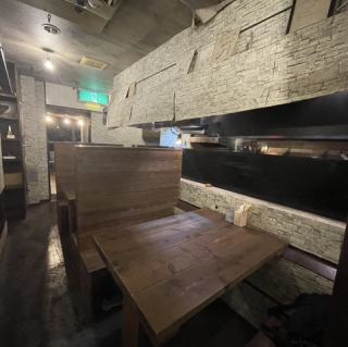 4名様用のテーブル席がメインです。白壁が広がる店内は明るい雰囲気ながらも、落ち着いたライトアップでのんびりとお食事を楽しめる空間となっております◎気の置けないお友達同士でのカジュアルな飲み会にピッタリのお席です♪