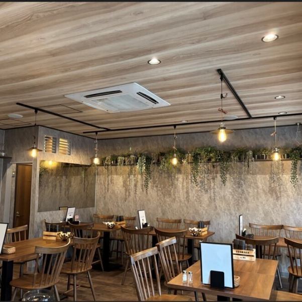 【◇◆～宴会やパーティーにおすすめ！ゆったり店内♪～◆◇】広々とした店内は、宴会や友人との集まりにぴったり！緑で囲まれた暖かな店内はゆったりとでき、特に女性に大人気です♪焼きたてチキンと楽しい時間をお楽しみいただけますよ！記念日や女子会、パーティーなど様々なシーンでご利用いただけます♪