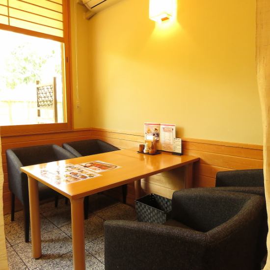 Semi-private table seats where you can sit comfortably are recommended for small groups ♪