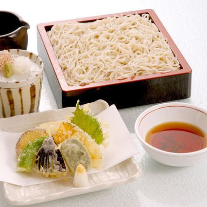 Vegetable tempura colored soba (udon)