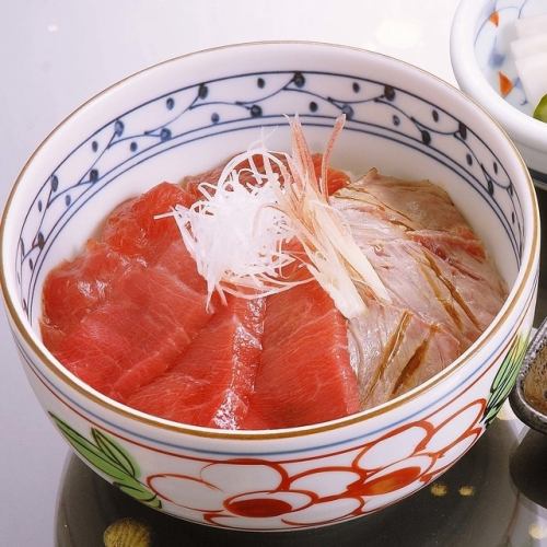 醃製藍鰭鮪魚蓋飯