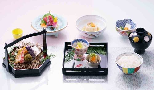 うなぎ料理と共に、大人気の看板メニュー!大穀の会席膳