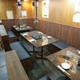 复古又古典的室内装潢♪ 悠闲地享受人气烤肉♪ 4人轻松坐下★ 也备有沙发座位，如有派对或活动等欢迎随时垂询！！ #烤肉 #梅田 #和牛 #无限畅饮 #女生之夜 #生日 #约会