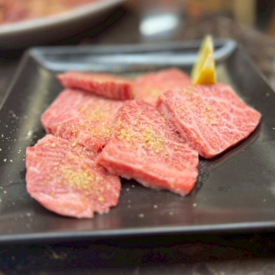 We offer a variety of dishes, including carefully selected Wagyu beef, high-quality domestic beef yakiniku, and Korean hotpots such as Tetchan Nabe.