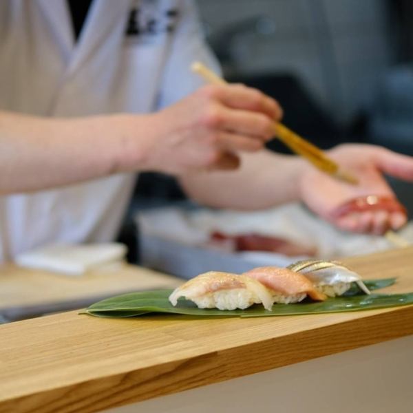 [Counter seats with a lively atmosphere] At the counter seats on the 1st floor, craftsmen will hold sushi in front of you.It is a very popular seat that you can enjoy not only the taste but also the eyes.
