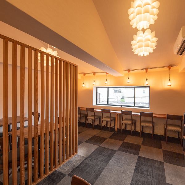 ≪Calm interior space≫ The interior of the store has a clean feel with wood grain and white as the main colors.On the first floor, we have 6 counter seats and 5 table seats that can seat up to 2 people! Please use this for your company lunch break or lunch with friends.