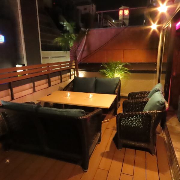 「同时享受宽敞的室内空间和屋顶露台♪超私人空间」 屋顶露台是可以欣赏夜景的、拥有非凡感觉的绝妙空间。您可以在沙发上放松身心，自由地度过时光，例如举杯敬酒、抽水烟或拍照。这个场地的另一个好处是，您可以独享一切，而不必担心周围的人！