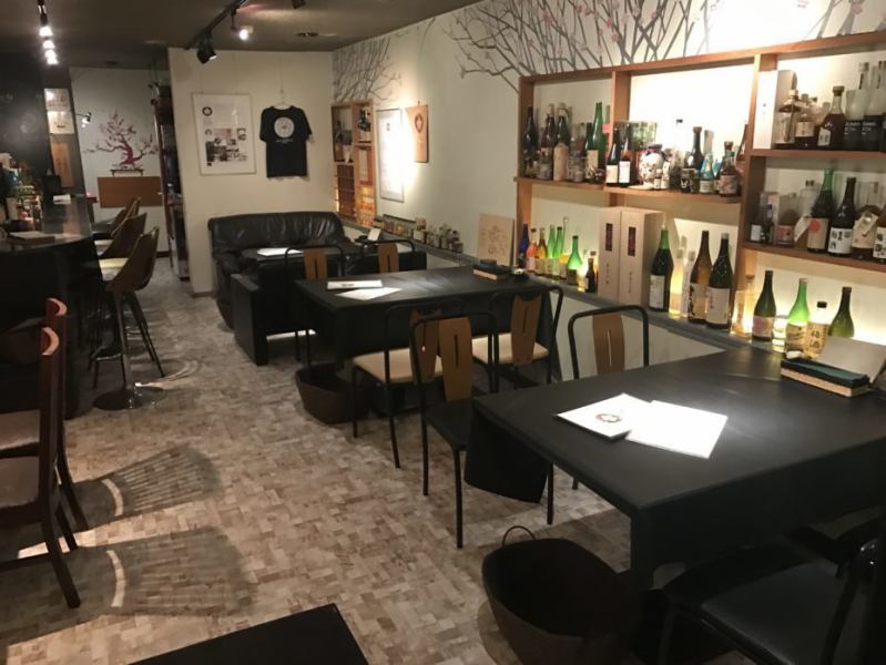 ふかふかソファ席で友達とまったり幸せ～★梅酒が飾られた棚もかわいくてステキ！