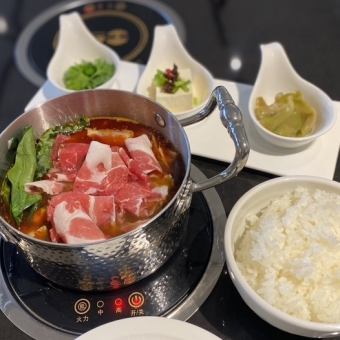 【ランチ】四川牛火鍋セット（辛さレベル：★★★★）