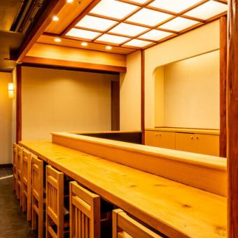 クラシックな江戸前鮨の雰囲気と、モダンな暖色・心地よさを融合した店内。