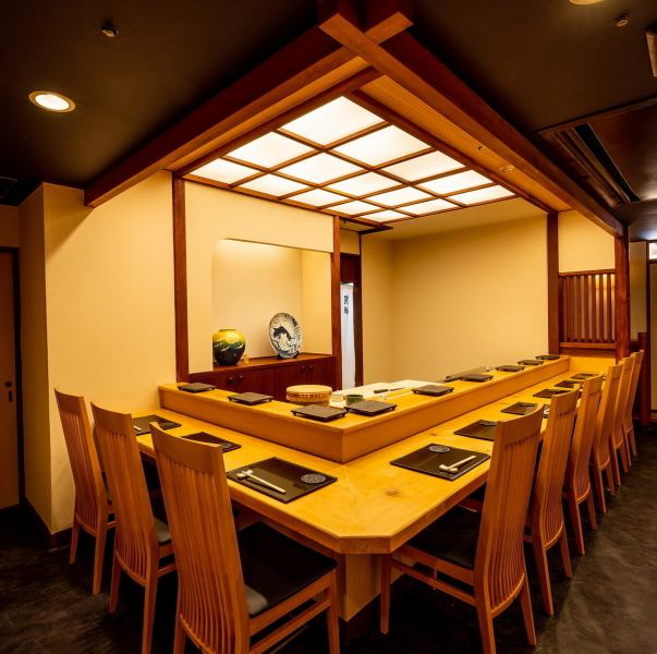 The interior of the restaurant combines the classic and calm atmosphere of Edomae sushi with modern charm such as decorations and warm lighting.There is a 10-seat counter and a completely private room with a door that can accommodate up to 8 people.A Japanese space where a wide range of people can feel calm and comfortable regardless of age or gender.It is easy to access, just a 2-3 minute walk from Exit 10 of Akasaka Mitsuke Station.
