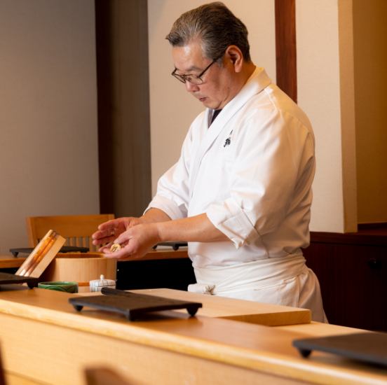 [特制寿司，价格不会太有弹性]拥有35年经验的厨师Katsumi Minowa制作的最好的寿司。