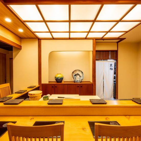 The restaurant combines the atmosphere of classic Edomae sushi with modern warm colors and comfort.