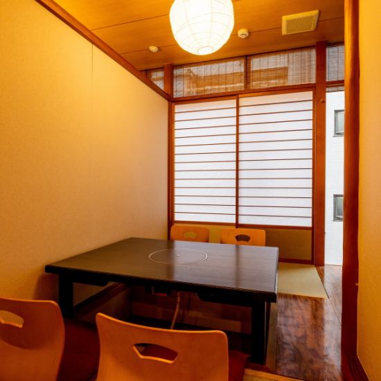 8명의 문이 있는 완전 개인실에 칸막이를 마련해, 4분의 반 개인실에.따뜻한 색이 감싸는 공간에서 천천히 스시와 일식을 즐겨주세요.