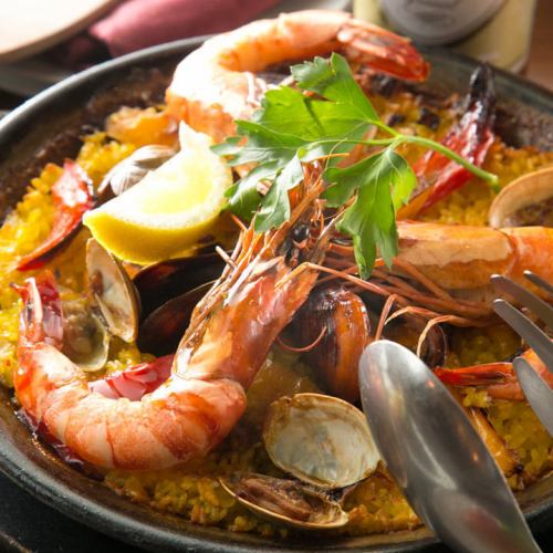 ◆Paella cooked with seafood and saffron