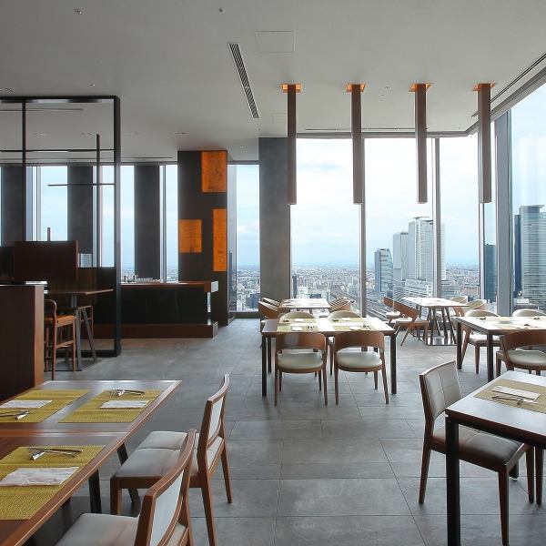 オールデイダイニング『Sky Dining 天空』は、《空の浮きふね》名古屋プリンスホテル スカイタワーにおける《天空の社交場》がコンセプト。落ち着いた雰囲気の中、まるで海原で船旅を楽しんでいるような空間で、お食事をお召し上がりいただけます。