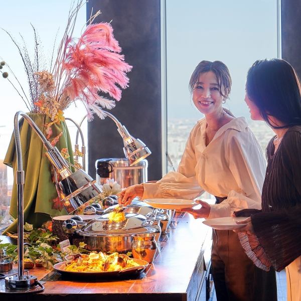 家族やカップル、友人同士でも楽しむことができるブッフェスタイルで豊かなお食事の数々をお届けします。季節によって変わるテーマに沿った料理をご用意！シェフ自慢の料理をぜひお楽しみください。
