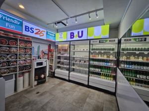 All-you-can-eat inn cuisine, food bar, and convenience store zone