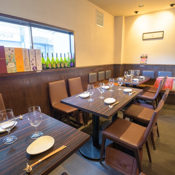 [Retreat for grown-ups] ◆The restaurant has a calm atmosphere where you can enjoy wine and chicken dishes.Table seats are available. Of course, you can use it with a small number of people from 2 people, but you can also prepare seats according to the number of people!
