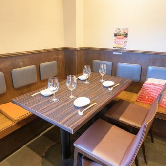 We have one table seat for two people and two table seats for four people.You can also prepare seats according to the number of people, so please do not hesitate to consult us.