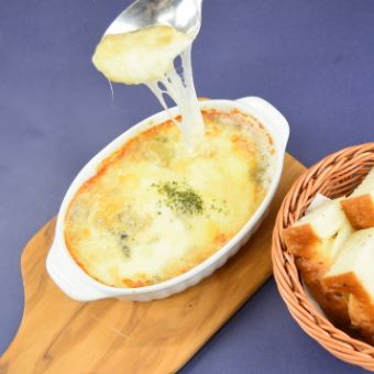 Hot potato gratin with quattro cheese