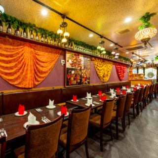 2~4名様席です。繋げて大人数でもご利用いただけます!