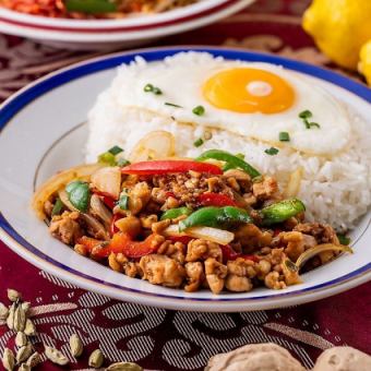 【生ビール付】『Dコース』タイ風フライドチキンやガパオライスなど2時間飲み放題付【全12品】