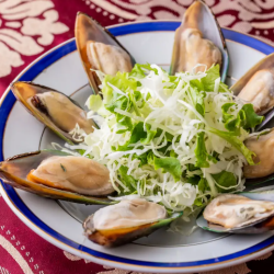 Stir-fried mussels with garlic